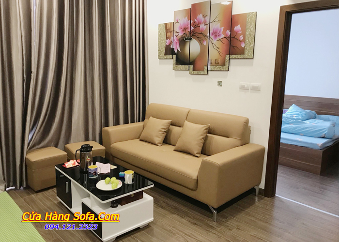 Phòng khách sang trọng với bộ ghế sofa văng da kết hợp với tranh treo tường AmiA