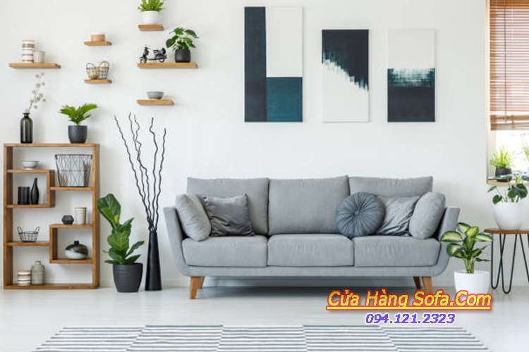 Ghế sofa văng dài kết hợp giá treo tường cho phòng khách chung cư